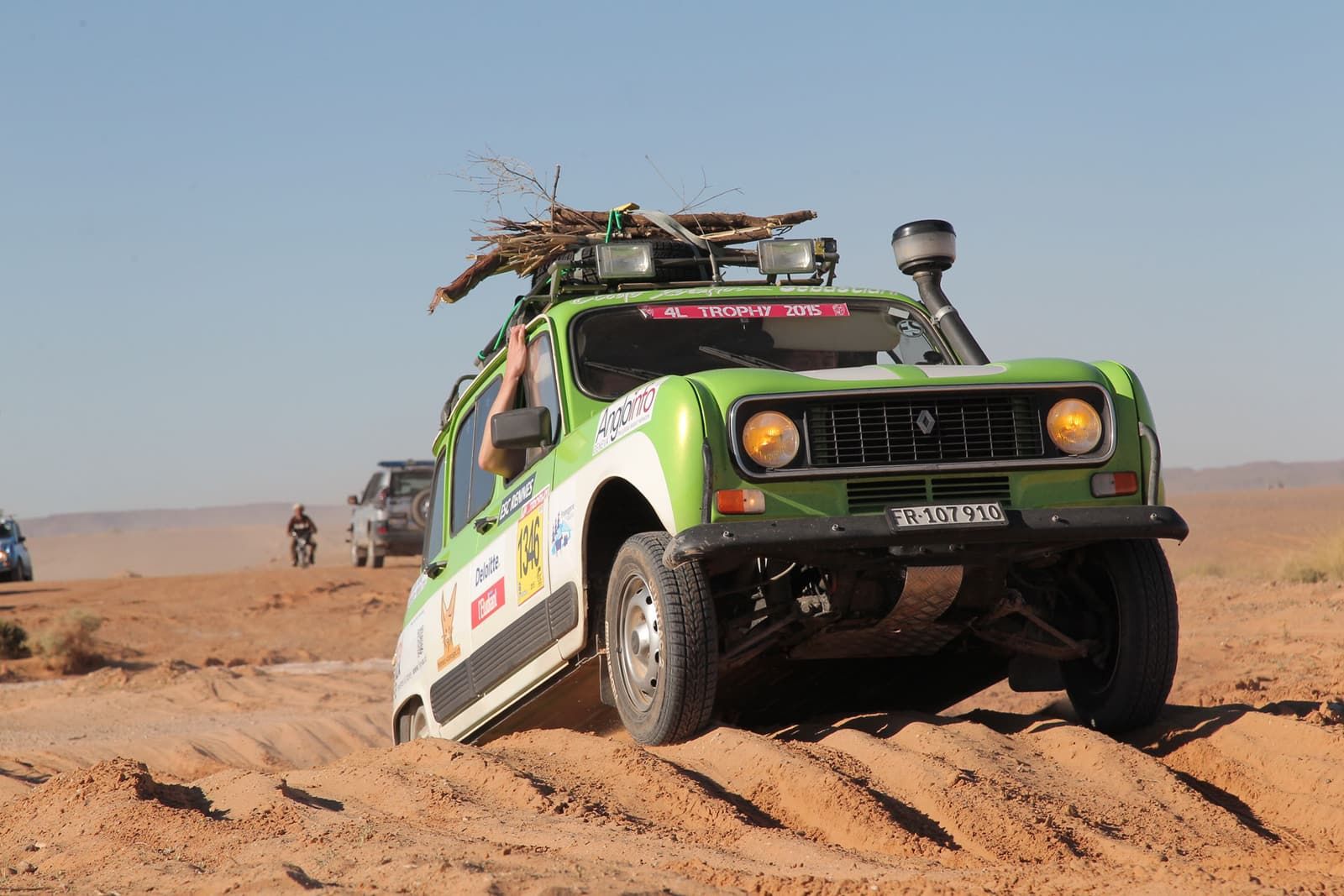 The Renault 4 loaded with wood, in the sand