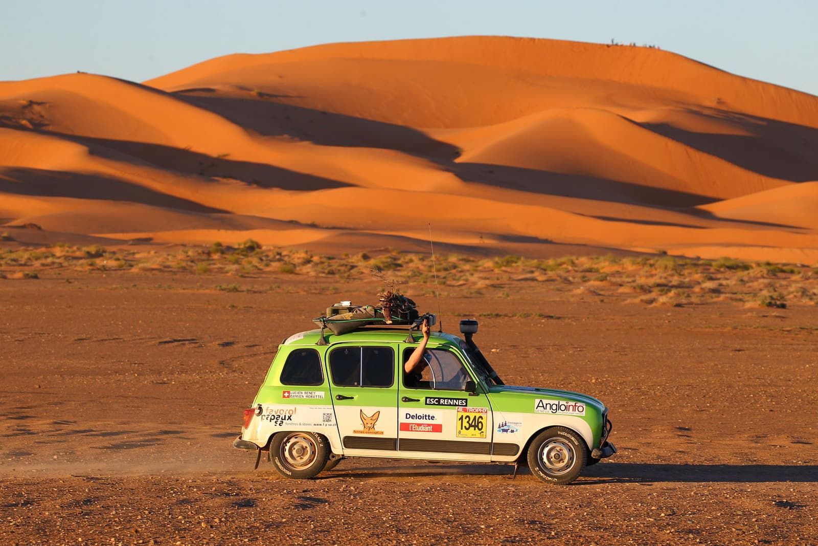 The Renault 4 at the foot of orange dunes