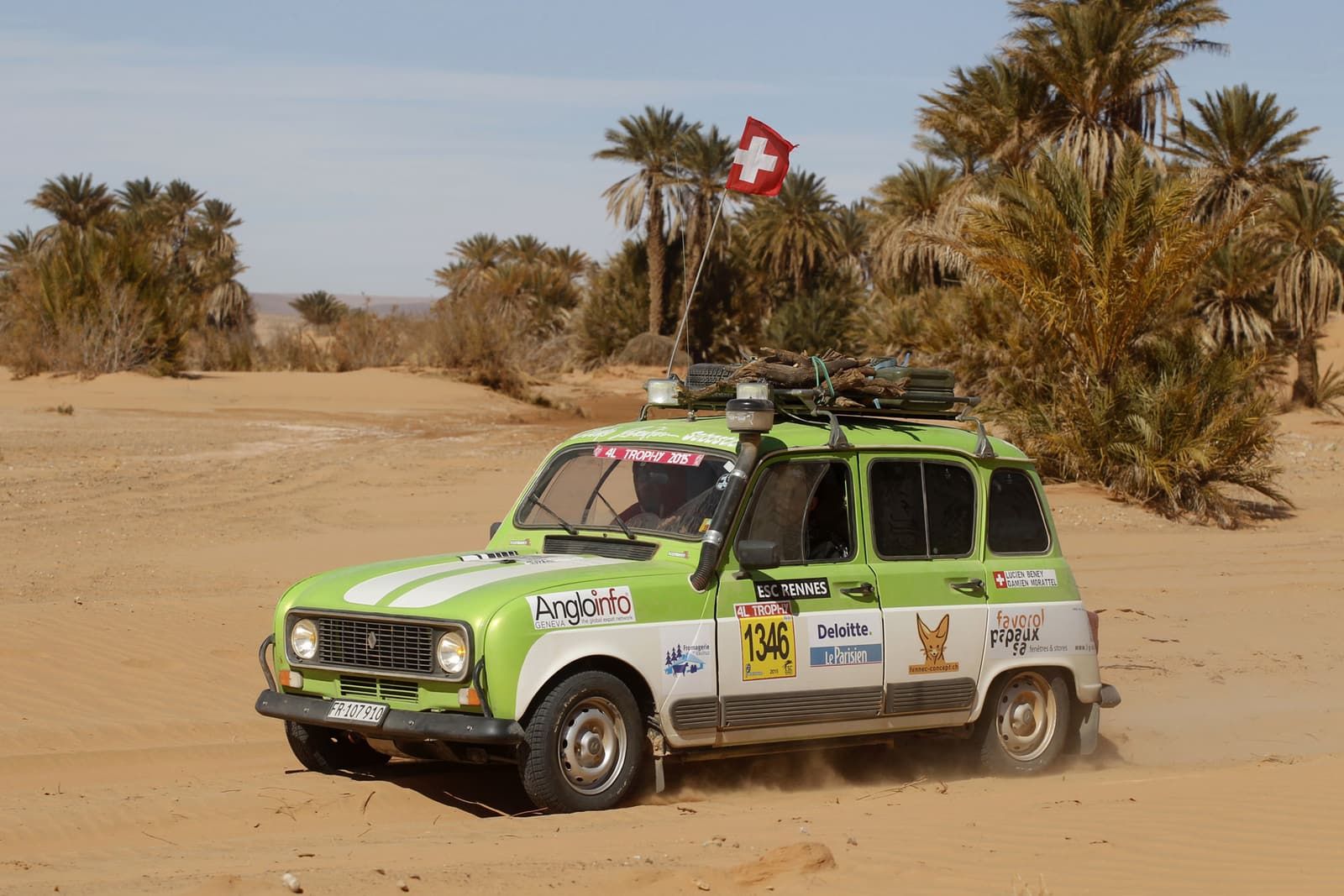 The Renault 4 among palm trees