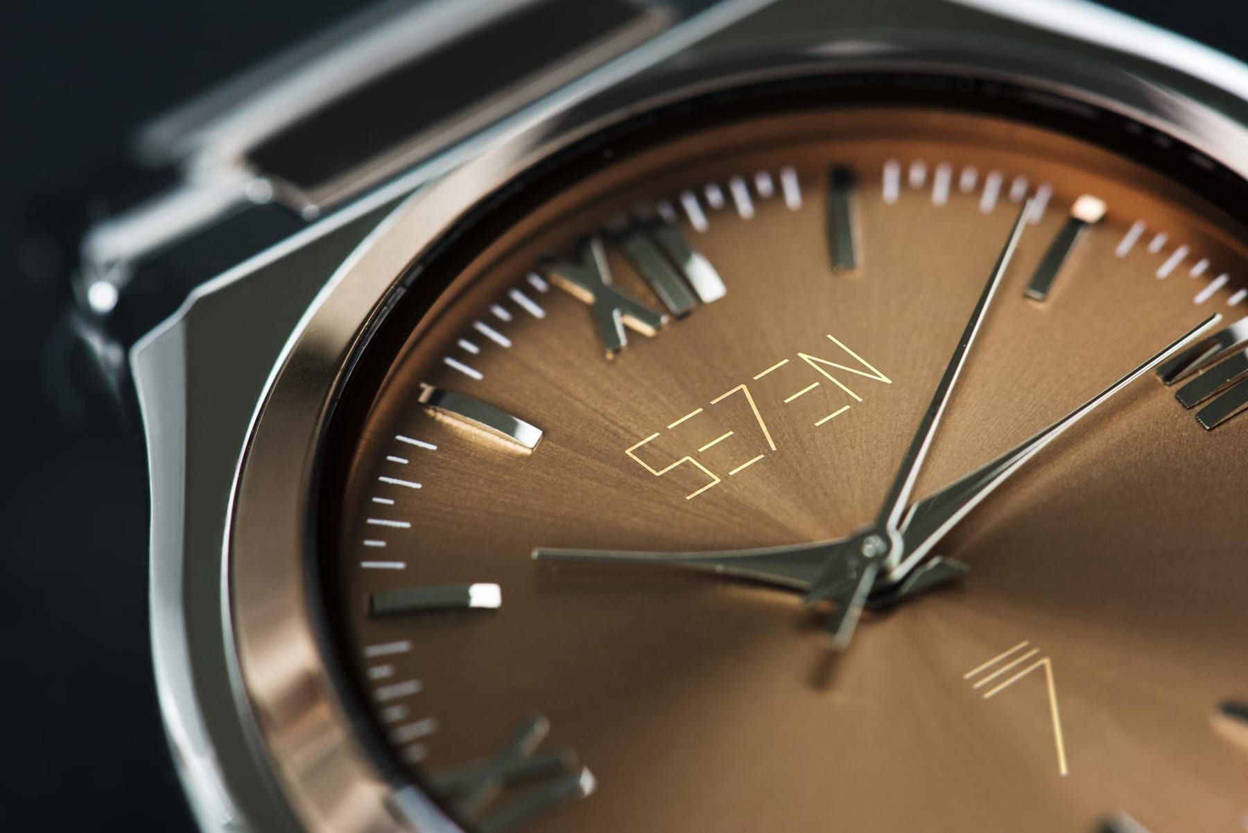 Une montre dont le cadran porte le logo Seven
